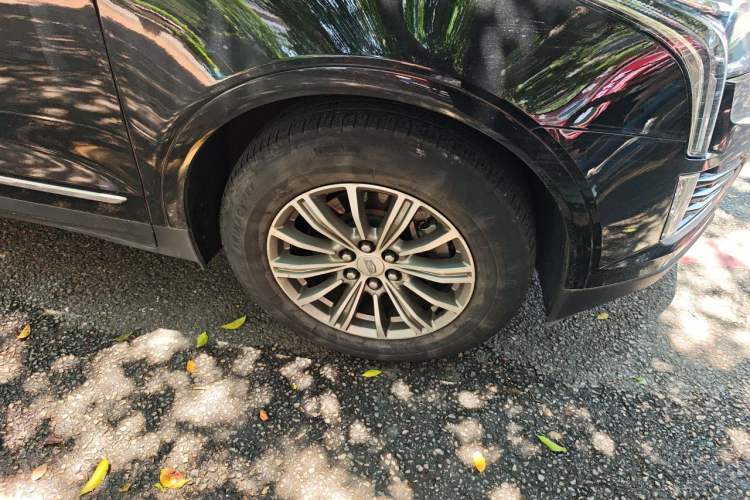 Used Cadillac XT5 2018 28T Four-Wheel Drive Luxury Model Right Front Wheel Hub