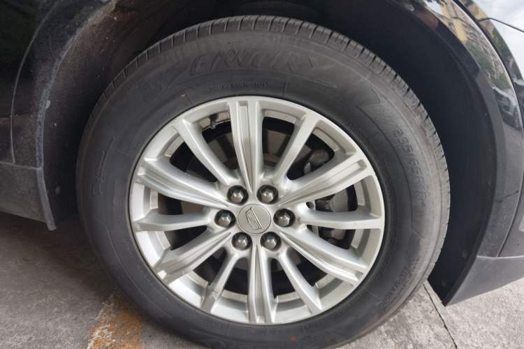 Used Cadillac XT5 2018 25T Tech Model Right Front Wheel Hub