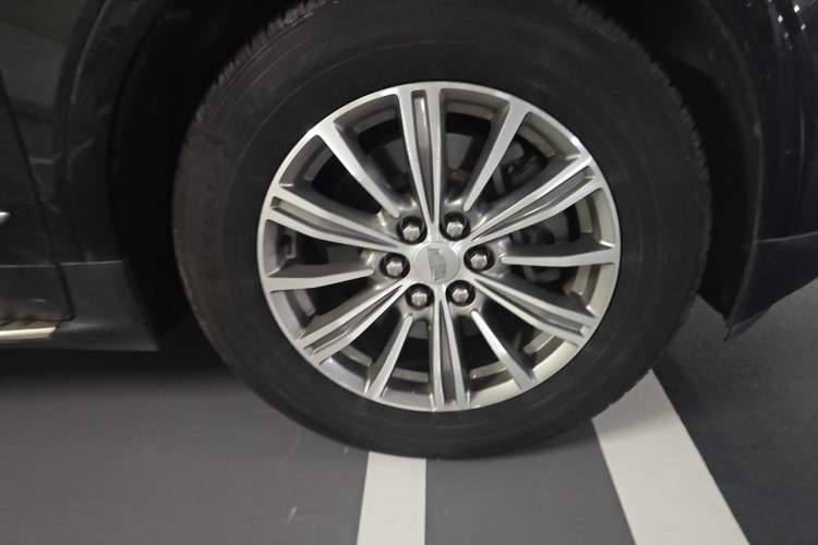 Used Cadillac XT5 2018 25T Luxury Model Right Front Wheel Hub