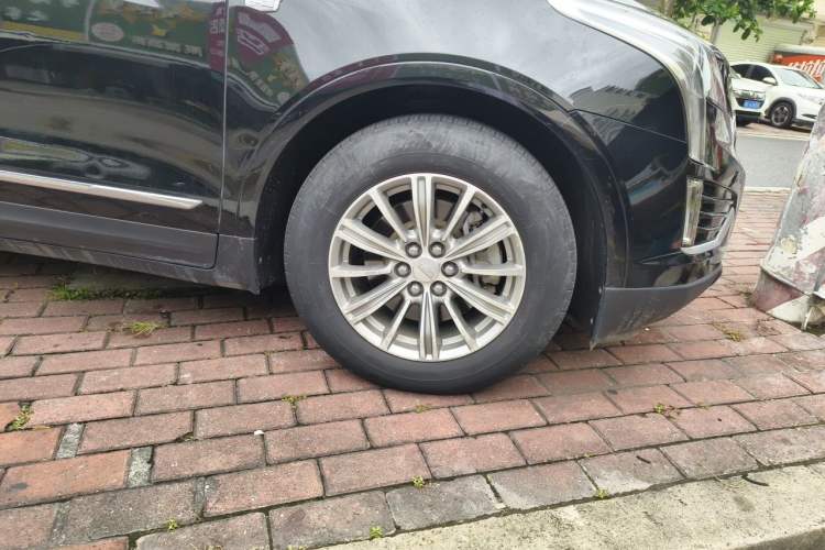 Used Cadillac XT5 2018 25T Luxury Model Right Front Wheel Hub