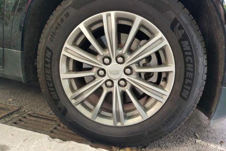 Used Cadillac XT5 2018 25T Luxury Model Right Front Wheel Hub