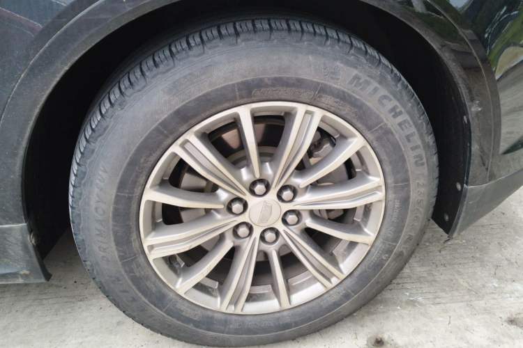 Used Cadillac XT5 2018 25T Luxury Model Right Front Wheel Hub
