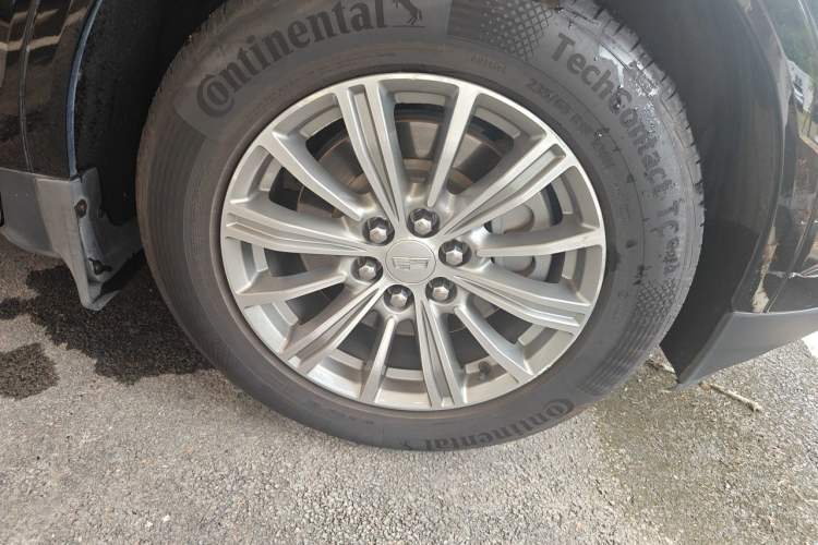 Used Cadillac XT5 2018 25T Luxury Model Right Front Wheel Hub