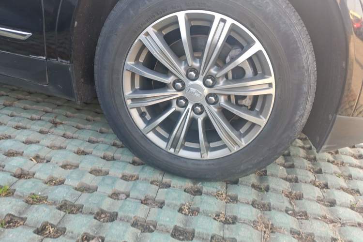 Used Cadillac XT5 2018 28T Four-Wheel Drive Luxury Model Right Front Wheel Hub