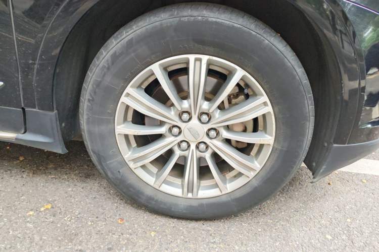 Used Cadillac XT5 2018 25T Luxury Model Right Front Wheel Hub