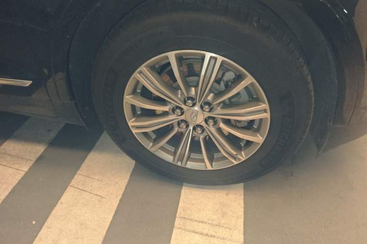 Used Cadillac XT5 2018 25T Luxury Model Right Front Wheel Hub