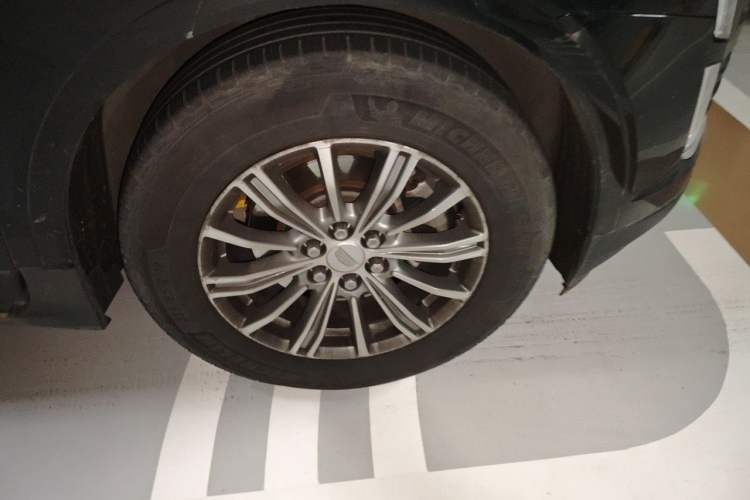 Used Cadillac XT5 2018 25T Luxury Model Right Front Wheel Hub