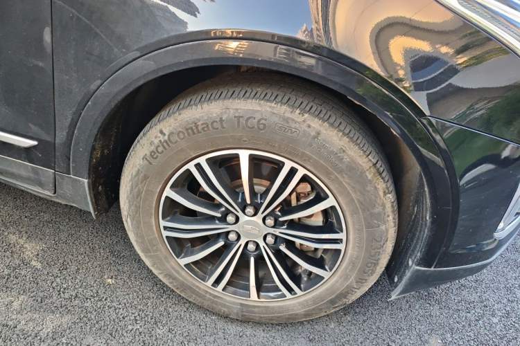 Used Cadillac XT5 2018 25T Luxury Model Right Front Wheel Hub