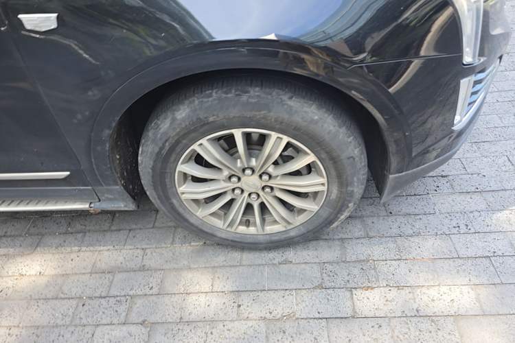 Used Cadillac XT5 2018 25T Luxury Model Right Front Wheel Hub