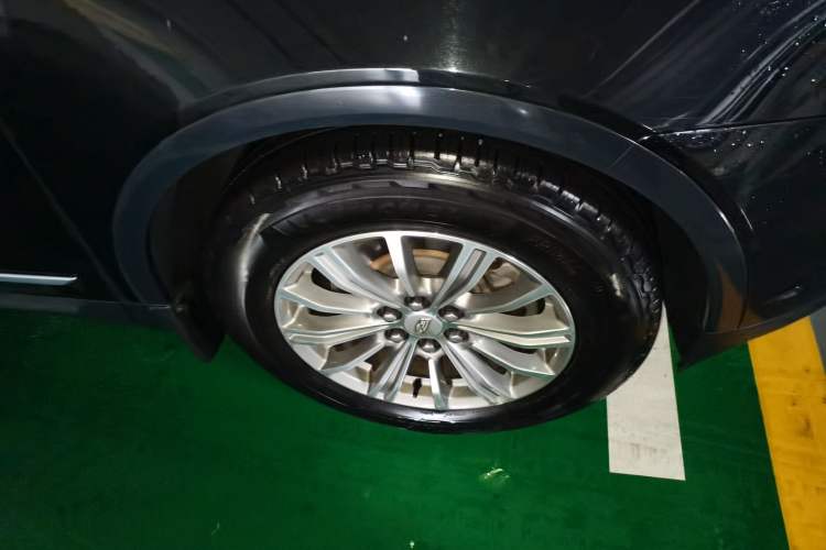 Used Cadillac XT5 2018 25T Luxury Model Right Front Wheel Hub