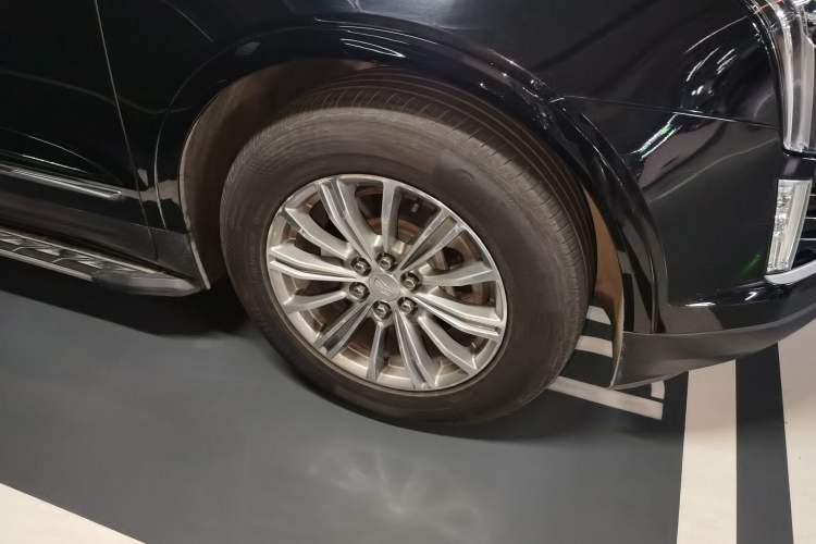 Used Cadillac XT5 2018 28T Four-Wheel Drive Luxury Model Right Front Wheel Hub