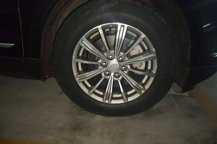 Used Cadillac XT5 2018 25T Luxury Model Right Front Wheel Hub