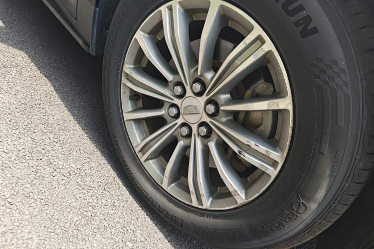 Used Cadillac XT5 2018 28T Four-Wheel Drive Luxury Model Right Front Wheel Hub