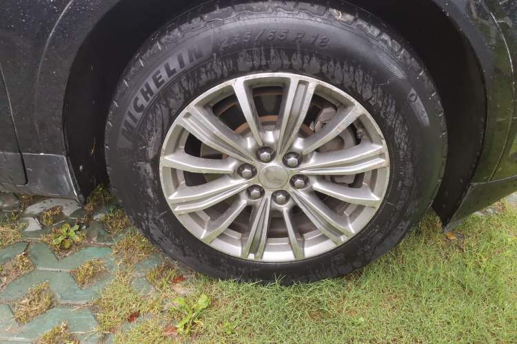 Used Cadillac XT5 2018 25T Luxury Model Right Front Wheel Hub