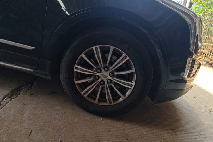 Used Cadillac XT5 2018 25T Luxury Model Right Front Wheel Hub