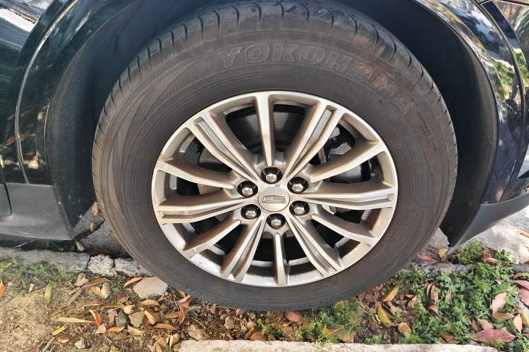 Used Cadillac XT5 2018 25T Luxury Model Right Front Wheel Hub