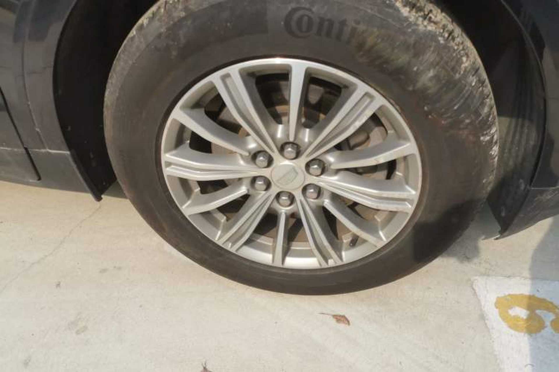 Used Cadillac XT5 2018 25T Luxury Model Right Front Wheel Hub