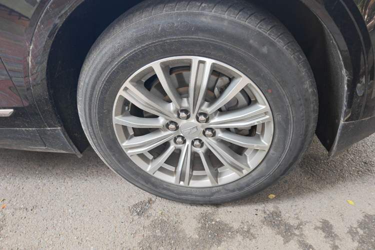 Used Cadillac XT5 2018 25T Luxury Model Right Front Wheel Hub