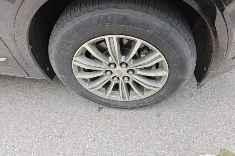 Used Cadillac XT5 2018 25T Luxury Model Right Front Wheel Hub