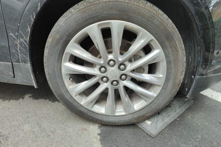 Used Cadillac XT5 2018 28E 4x4 Platinum Edition Right Front Wheel Hub