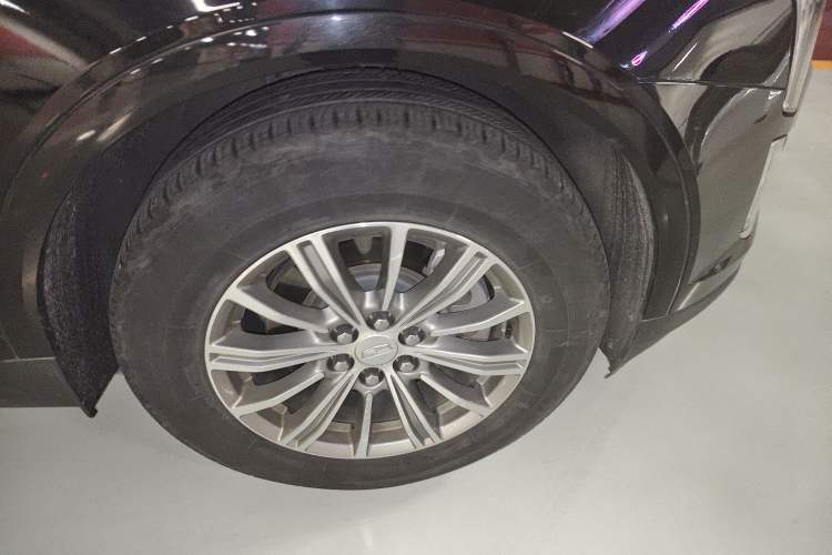 Used Cadillac XT5 2018 25T Luxury Model Right Front Wheel Hub