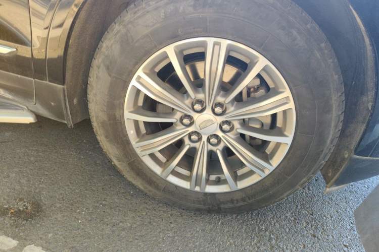 Used Cadillac XT5 2018 25T Luxury Model Right Front Wheel Hub