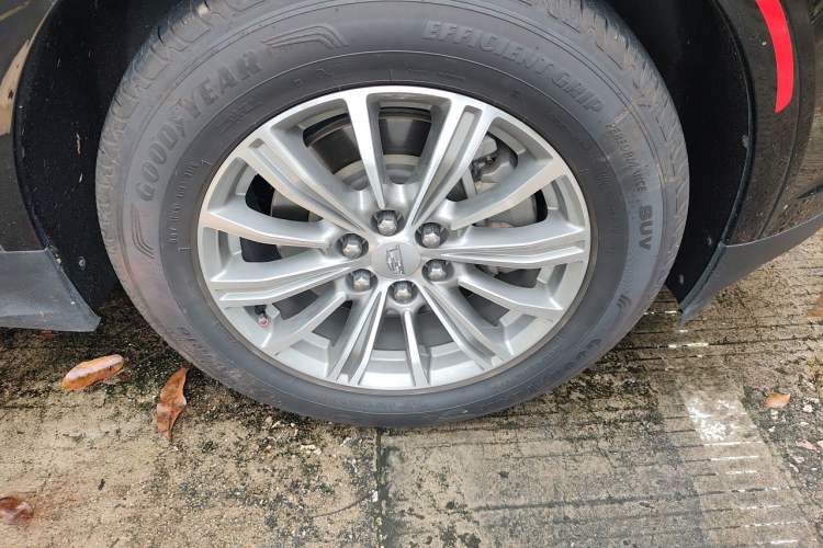 Used Cadillac XT5 2018 28T Four-Wheel Drive Luxury Model Right Front Wheel Hub