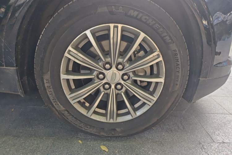 Used Cadillac XT5 2018 28T Four-Wheel Drive Luxury Model Right Front Wheel Hub