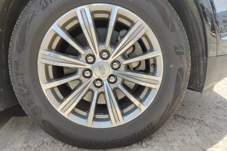 Used Cadillac XT5 2018 25T Luxury Model Right Front Wheel Hub