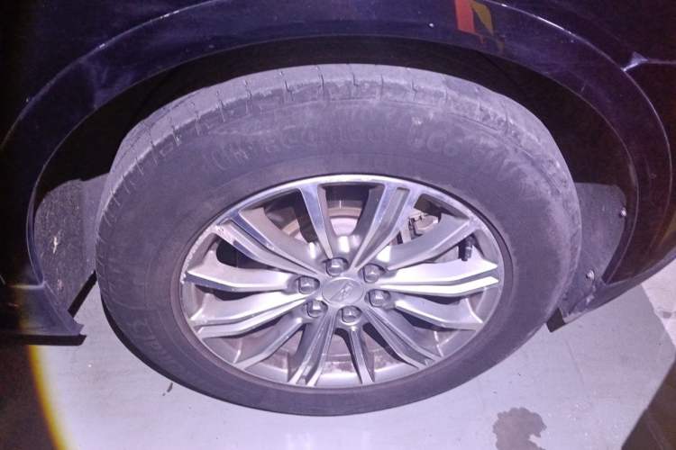 Used Cadillac XT5 2018 25T Luxury Model Right Front Wheel Hub