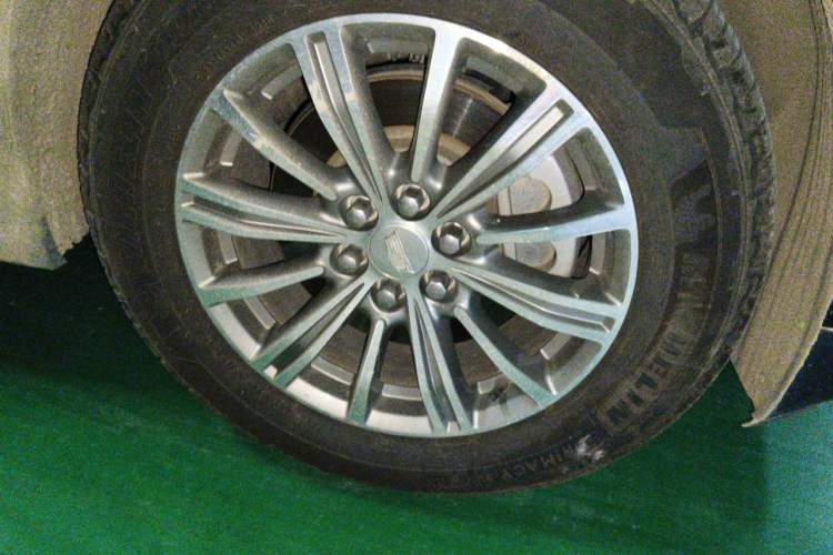 Used Cadillac XT5 2018 25T Luxury Model Right Front Wheel Hub