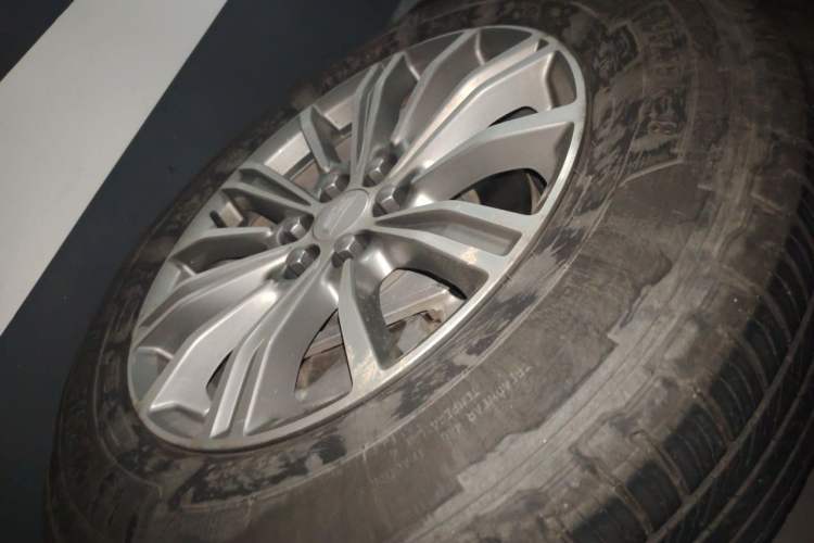 Used Cadillac XT5 2018 25T Luxury Model Right Front Wheel Hub