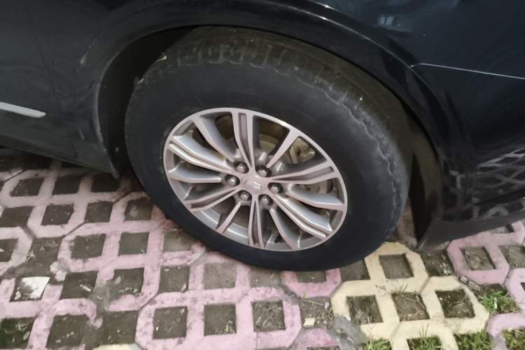 Used Cadillac XT5 2018 25T Luxury Model Right Front Wheel Hub