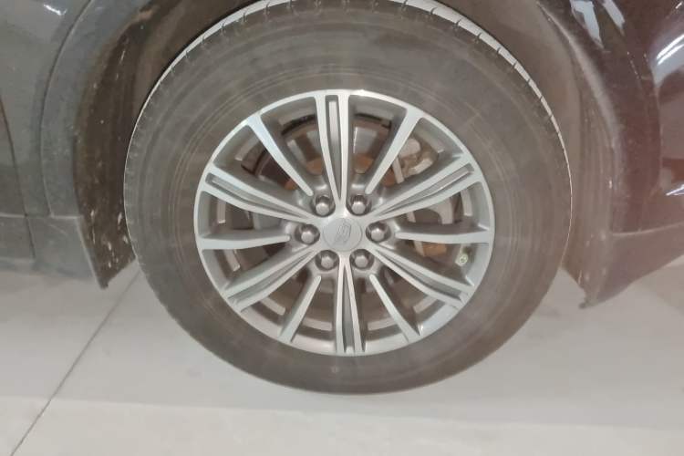 Used Cadillac XT5 2018 28T Four-Wheel Drive Luxury Model Right Front Wheel Hub