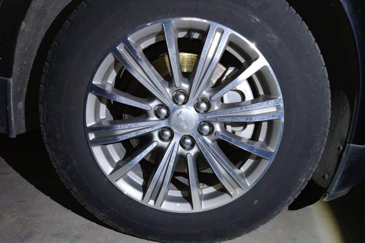 Used Cadillac XT5 2018 25T Luxury Model Right Front Wheel Hub