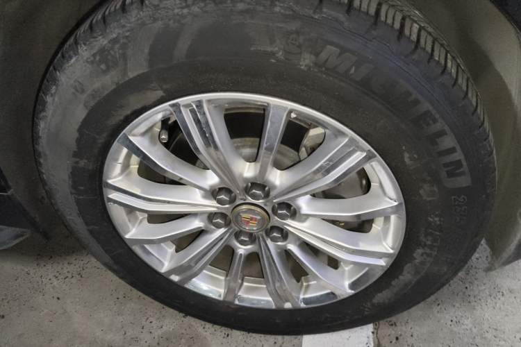 Used Cadillac XT5 2018 28E Four-Wheel Drive Tech Version Right Front Wheel Hub