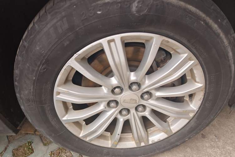 Used Cadillac XT5 2018 28E Four-Wheel Drive Tech Version Right Front Wheel Hub