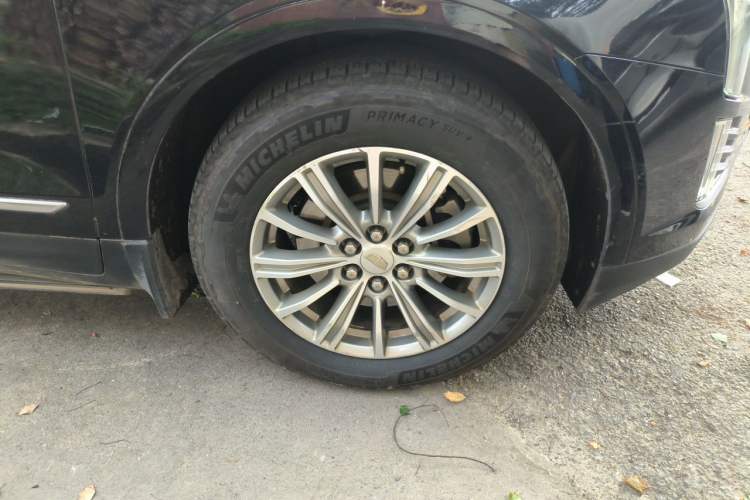 Used Cadillac XT5 2018 25T Luxury Model Right Front Wheel Hub