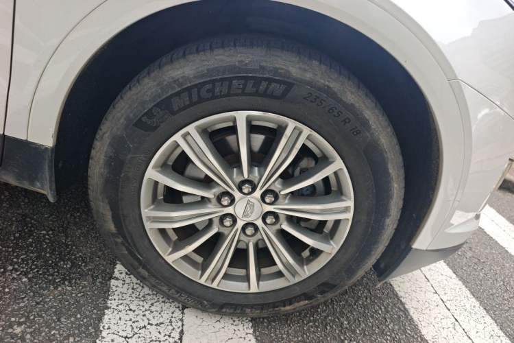 Used Cadillac XT5 2018 28T Four-Wheel Drive Luxury Model Right Front Wheel Hub