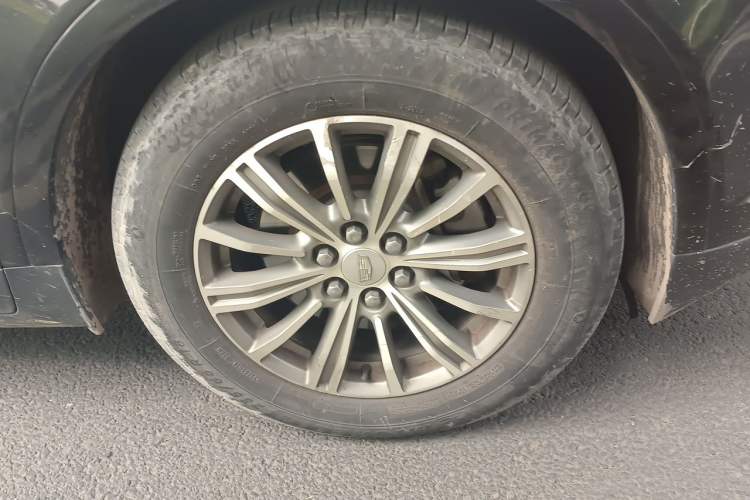 Used Cadillac XT5 2018 25T Luxury Model Right Front Wheel Hub