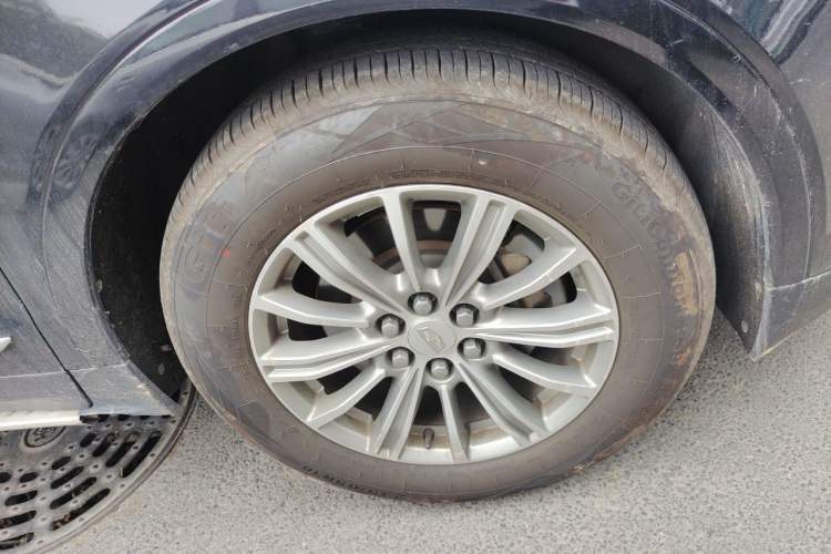 Used Cadillac XT5 2018 25T Luxury Model Right Front Wheel Hub