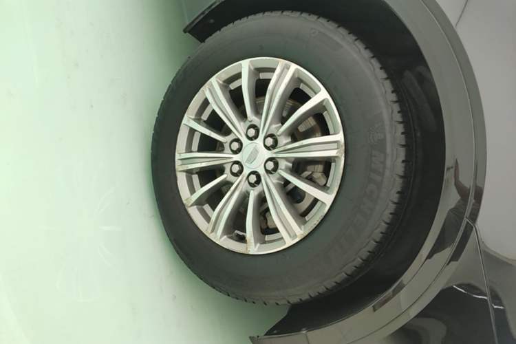 Used Cadillac XT5 2018 28T Four-Wheel Drive Luxury Model Right Front Wheel Hub