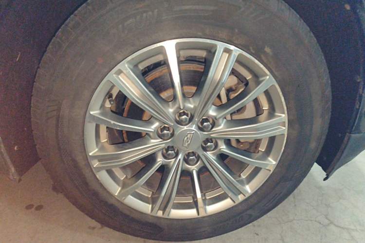 Used Cadillac XT5 2018 25T Luxury Model Right Front Wheel Hub