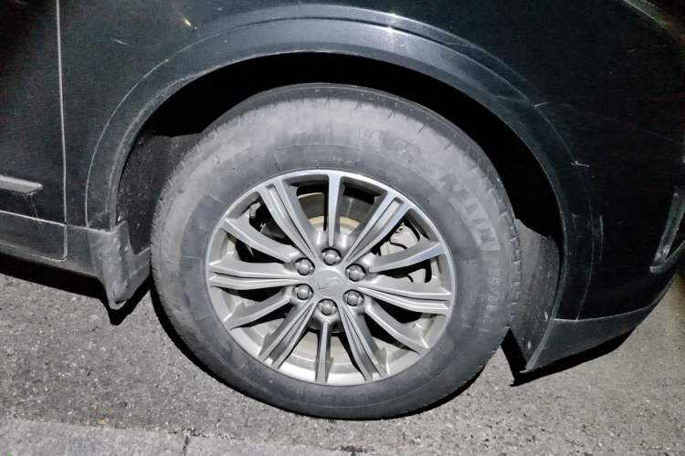 Used Cadillac XT5 2018 25T Luxury Model Right Front Wheel Hub