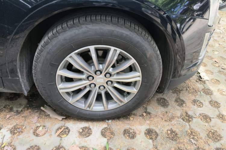 Used Cadillac XT5 2018 25T Luxury Model Right Front Wheel Hub