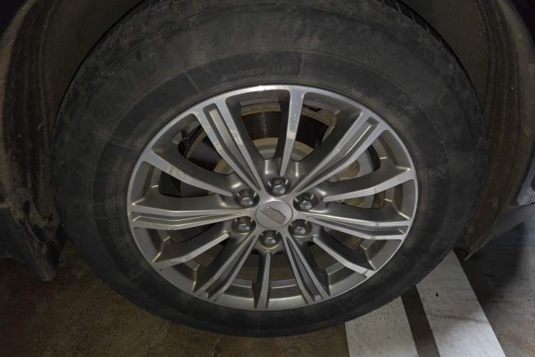 Used Cadillac XT5 2018 28T Four-Wheel Drive Luxury Model Right Front Wheel Hub