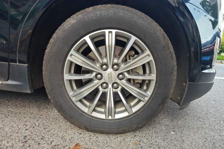 Used Cadillac XT5 2018 28T Four-Wheel Drive Luxury Model Right Front Wheel Hub