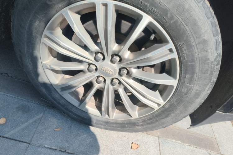 Used Cadillac XT5 2018 25T Luxury Model Right Front Wheel Hub