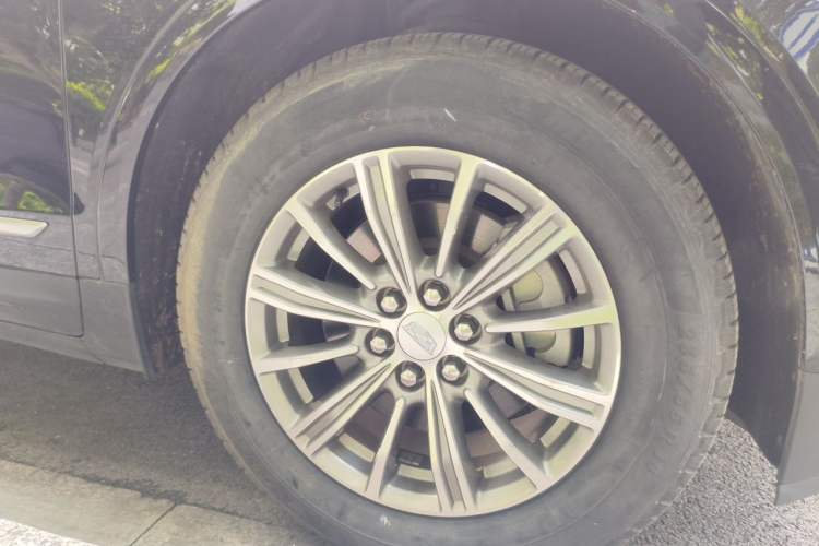 Used Cadillac XT5 2018 28T Four-Wheel Drive Luxury Model Right Front Wheel Hub