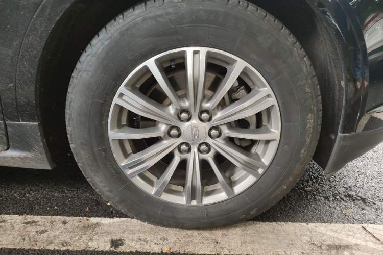 Used Cadillac XT5 2018 28T Four-Wheel Drive Luxury Model Right Front Wheel Hub